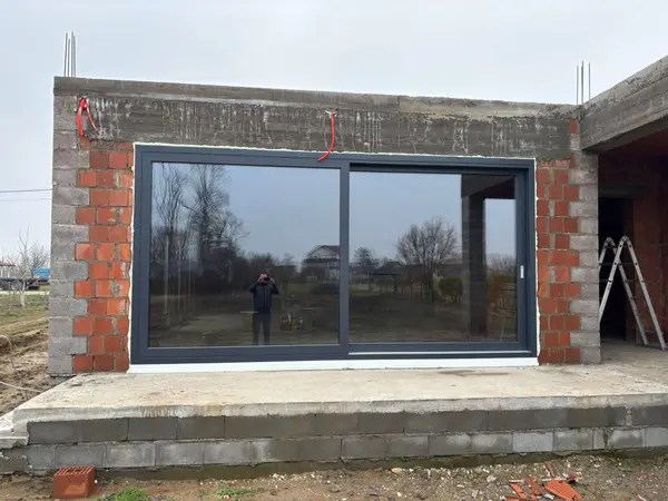 Velika staklena klizna stijena za izlaz na terasu