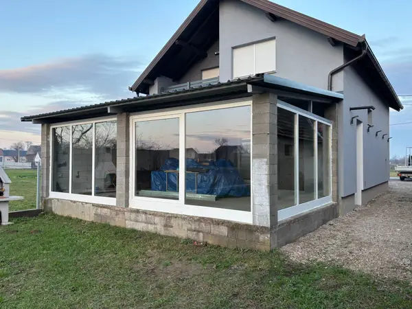 Klizna stijena s velikim staklenim površinama