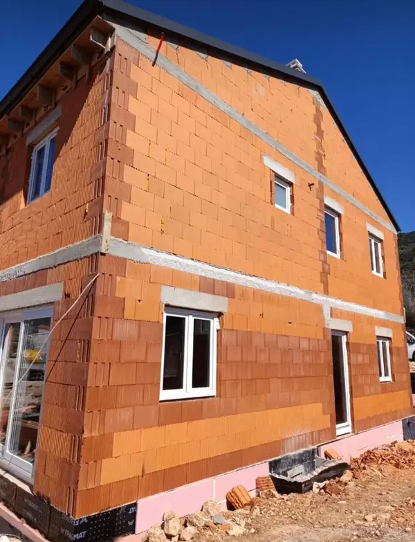 Završeni projekt s drvenom stolarijom – prozori i vrata