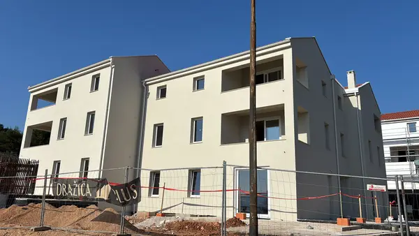 Stambena zgrada s ugrađenim PVC prozorima