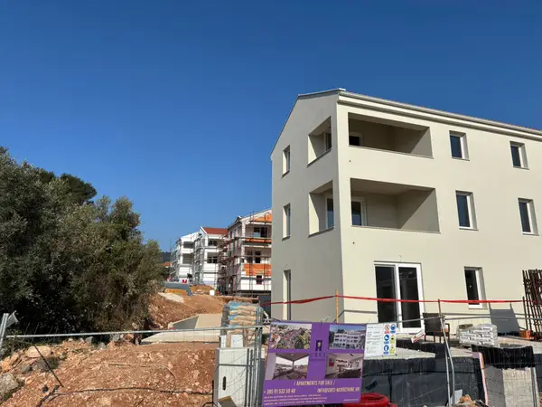Zgrada s modernom fasadom i PVC stolarijom