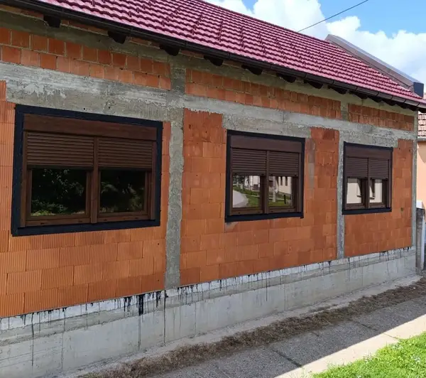 Bijeli PVC prozor s troslojnim staklom