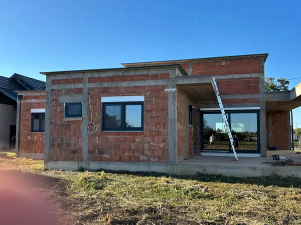 PVC prozor s modernim okvirom i troslojnim staklom