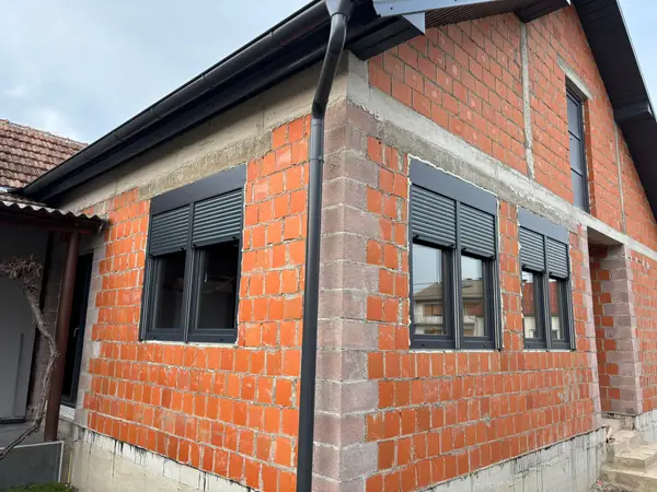 PVC prozori s bijelim okvirima i troslojnim staklom