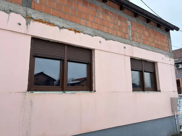 Moderan PVC prozor s velikom staklenom površinom