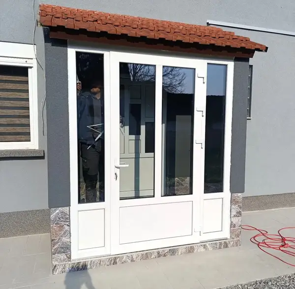 Siva ALU vrata s dekorativnim staklom