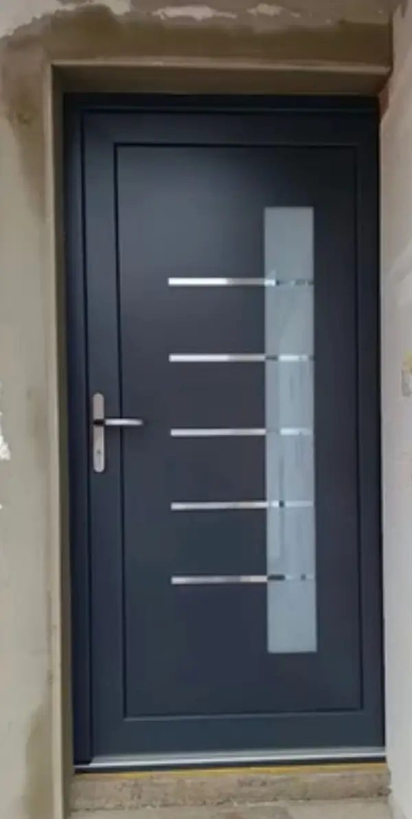 Ulazna vrata modernog dizajna za obiteljsku kuću