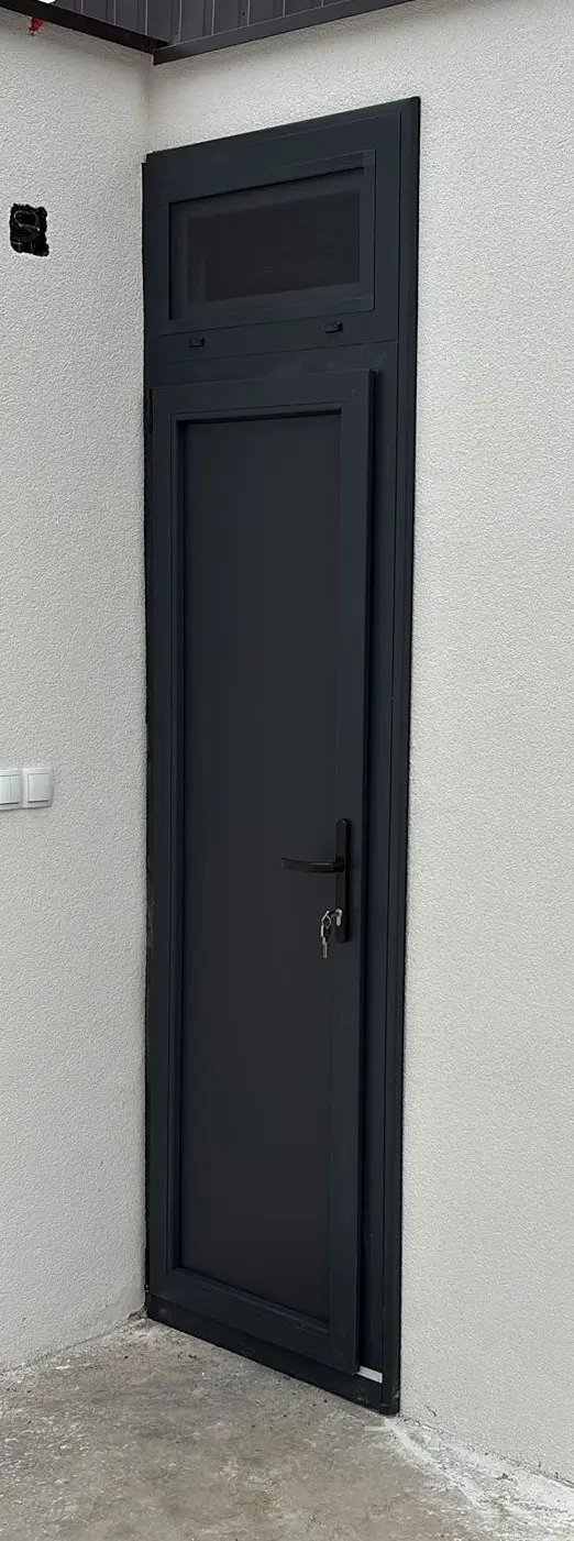 Elegantna ulazna aluminijska vrata za stambeni objekt