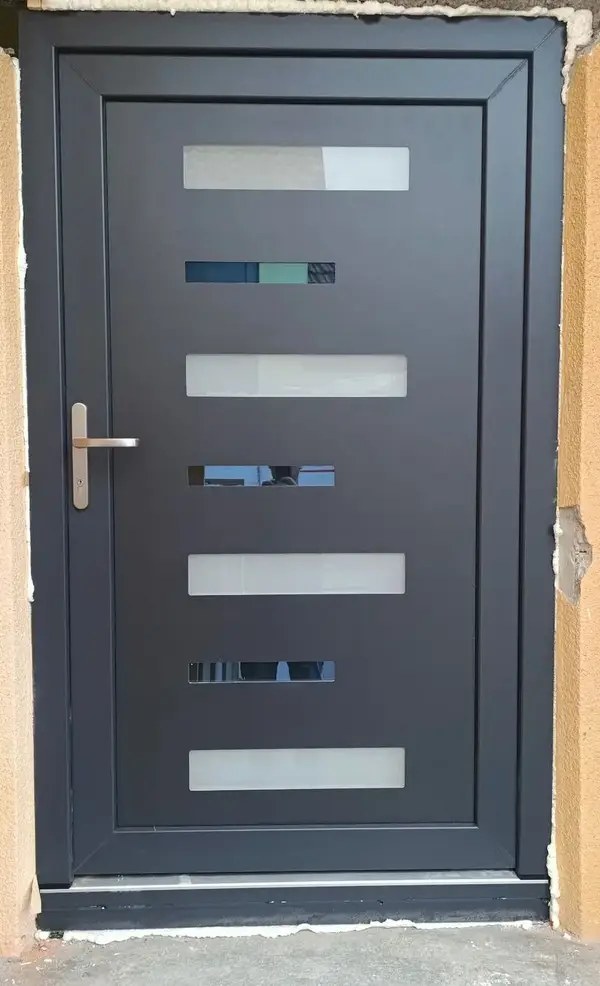 Aluminijska ulazna vrata s dekorativnim staklom