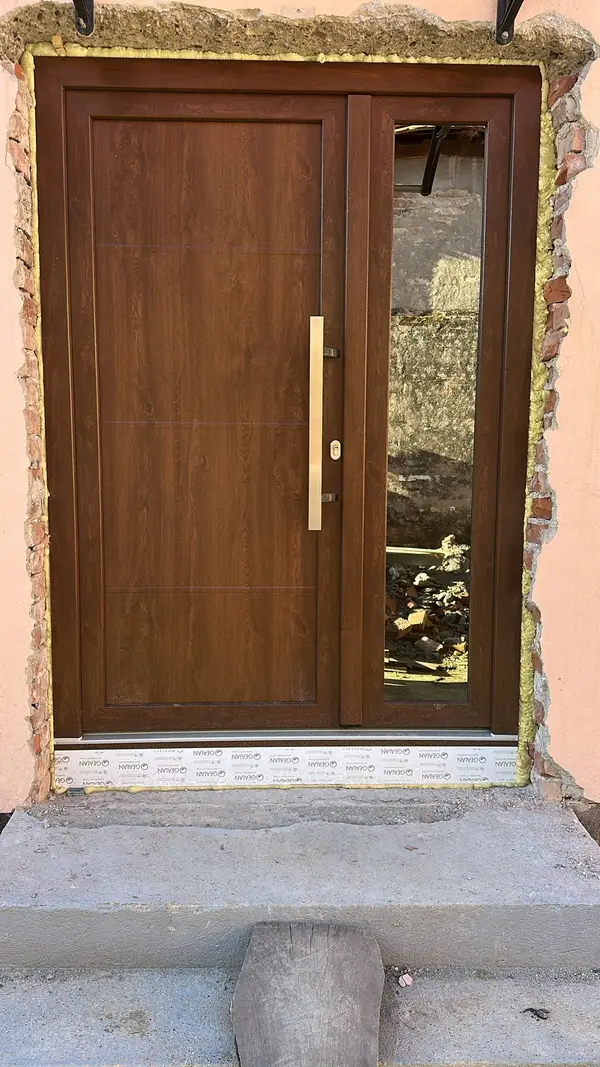 Moderna aluminijska vrata tamne boje