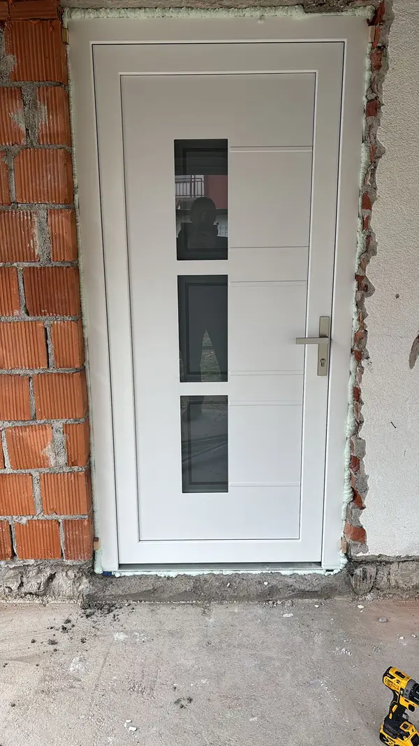 Ulazna ALU vrata minimalističkog dizajna